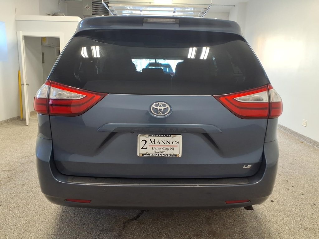 2017 Toyota Sienna Image 5