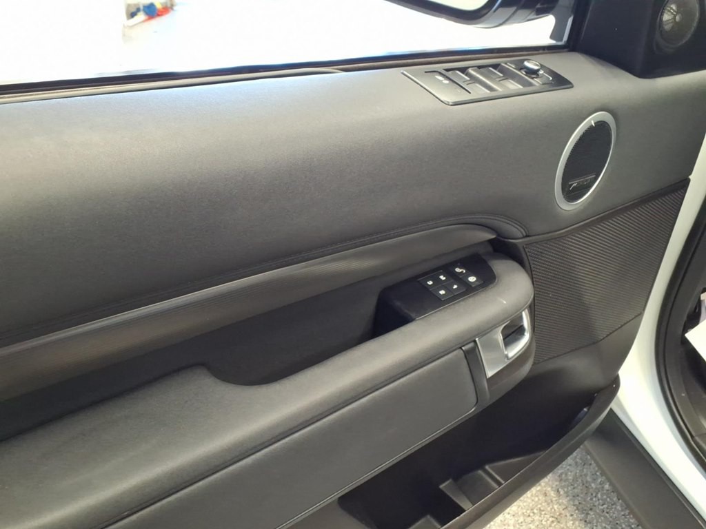 2017 Land Rover Discovery Image 8