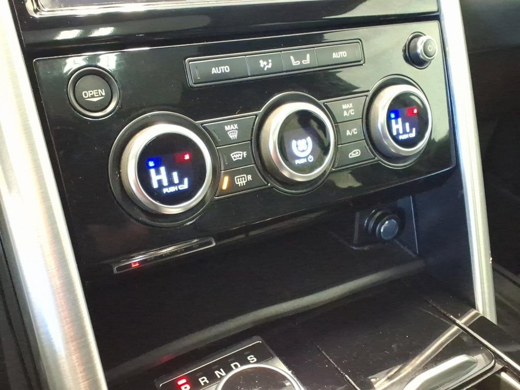 2017 Land Rover Discovery Image 15