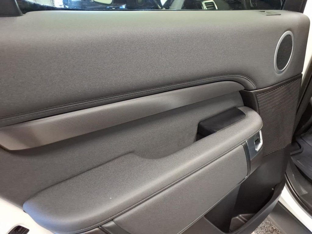 2017 Land Rover Discovery Image 19