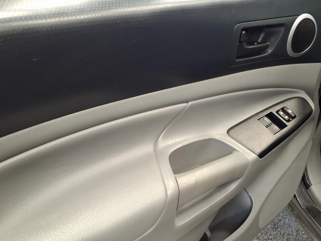 2015 Toyota Tacoma Image 8