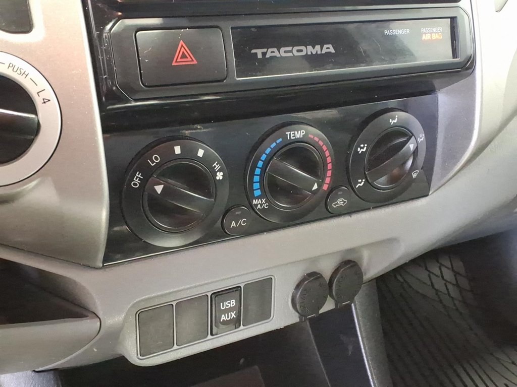 2015 Toyota Tacoma Image 16