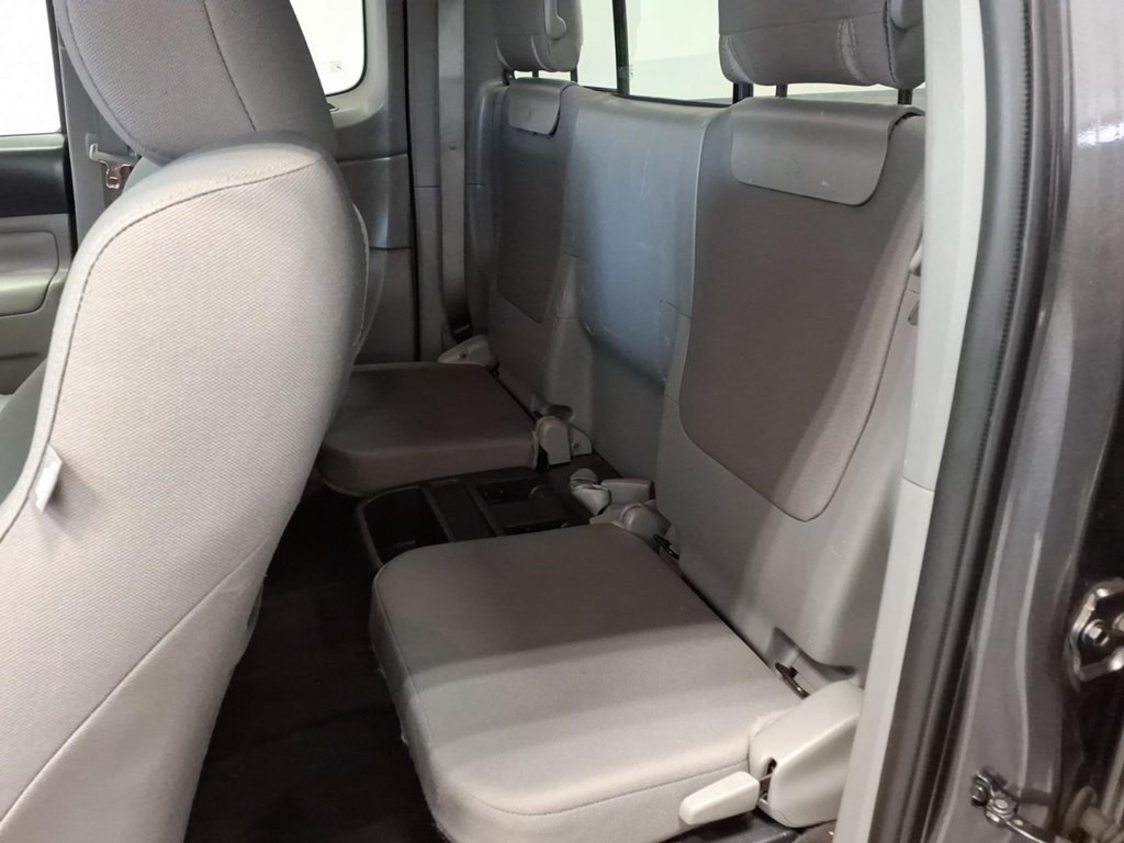 2015 Toyota Tacoma Image 18