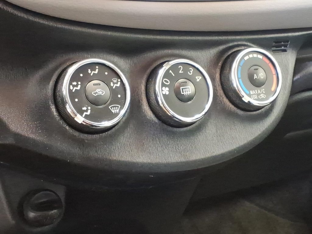 2014 Toyota Yaris Image 13