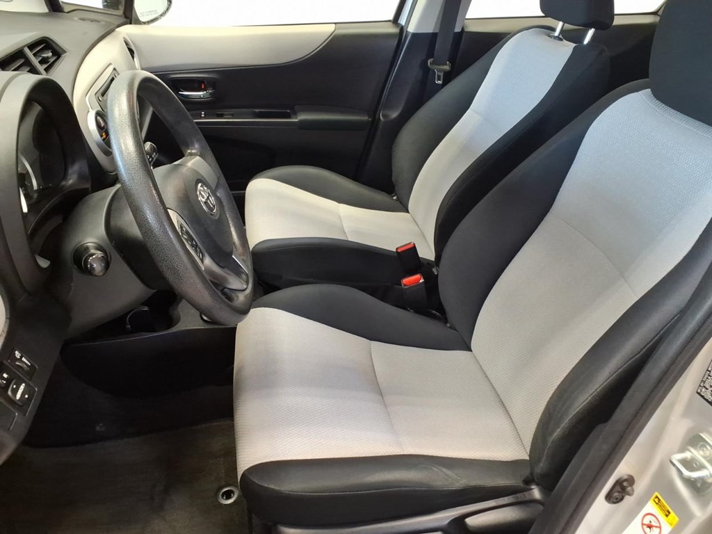 2014 Toyota Yaris Image 15
