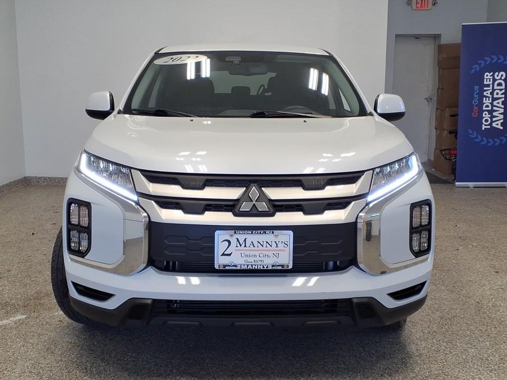 2022 Mitsubishi Outlander Image 2