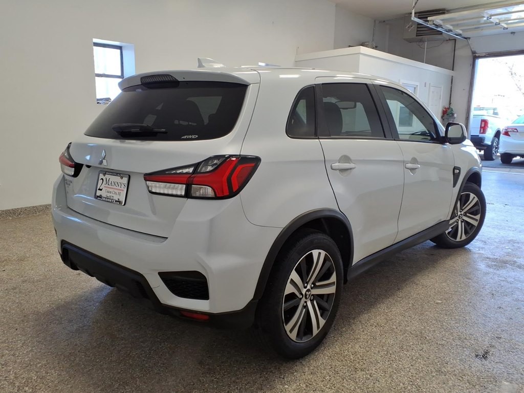 2022 Mitsubishi Outlander Image 4