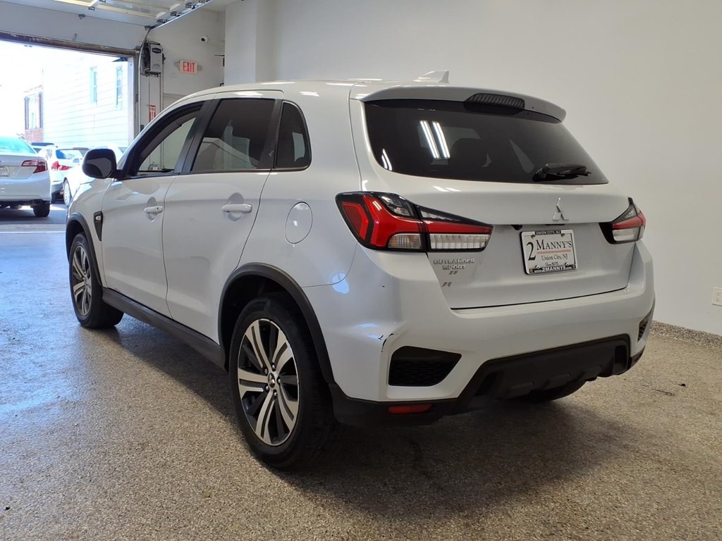 2022 Mitsubishi Outlander Image 6