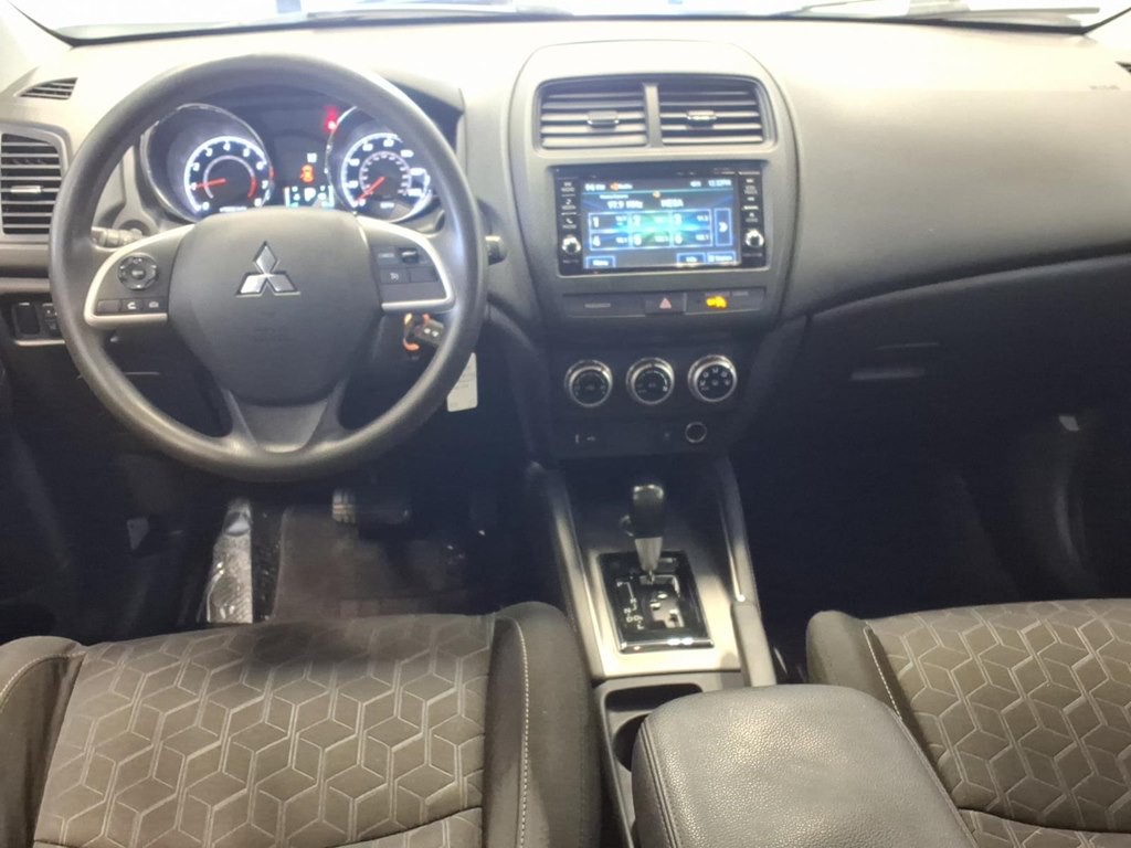 2022 Mitsubishi Outlander Image 9