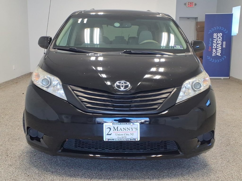 2011 Toyota Sienna Image 2