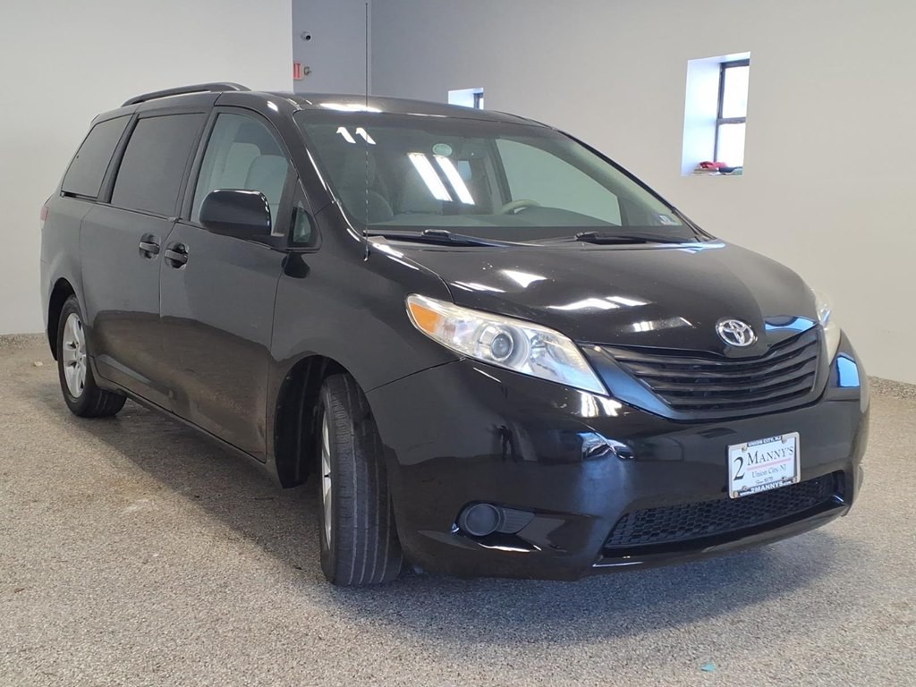 2011 Toyota Sienna Image 3