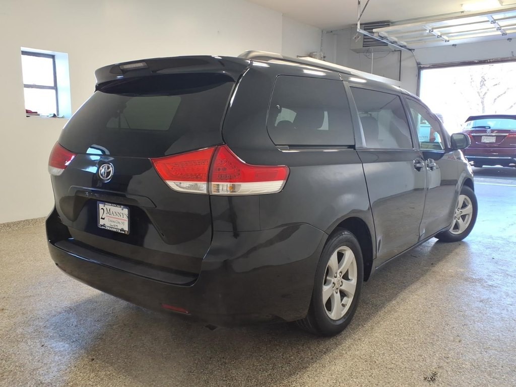 2011 Toyota Sienna Image 4