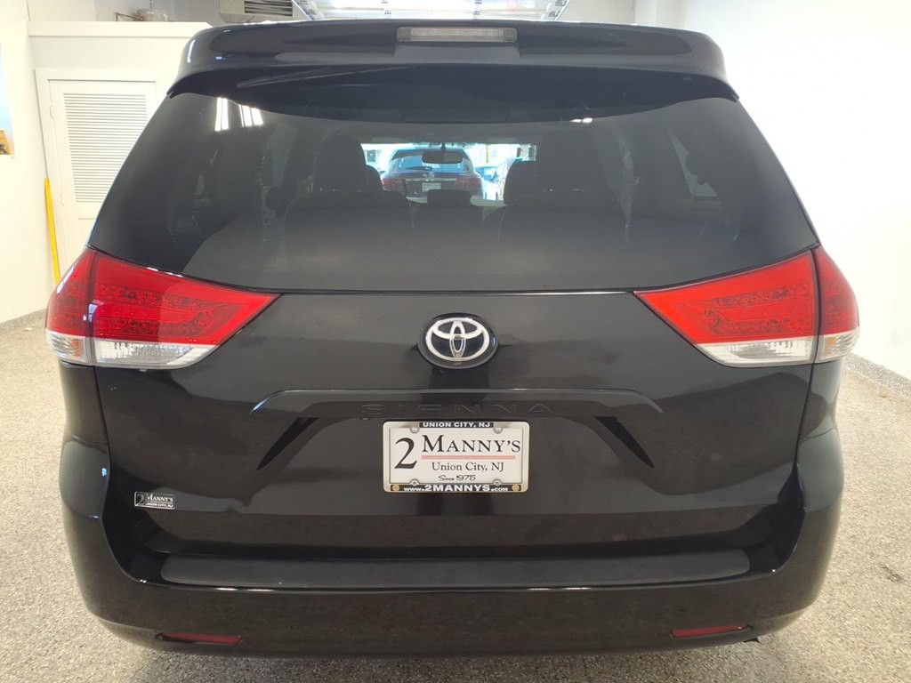 2011 Toyota Sienna Image 5