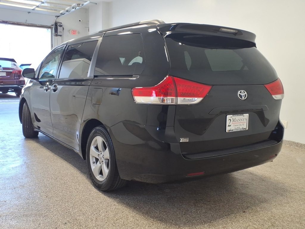 2011 Toyota Sienna Image 6
