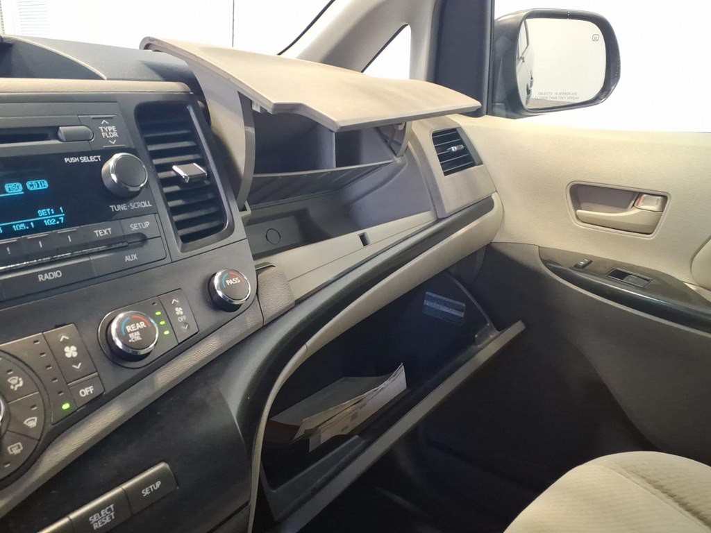 2011 Toyota Sienna Image 16