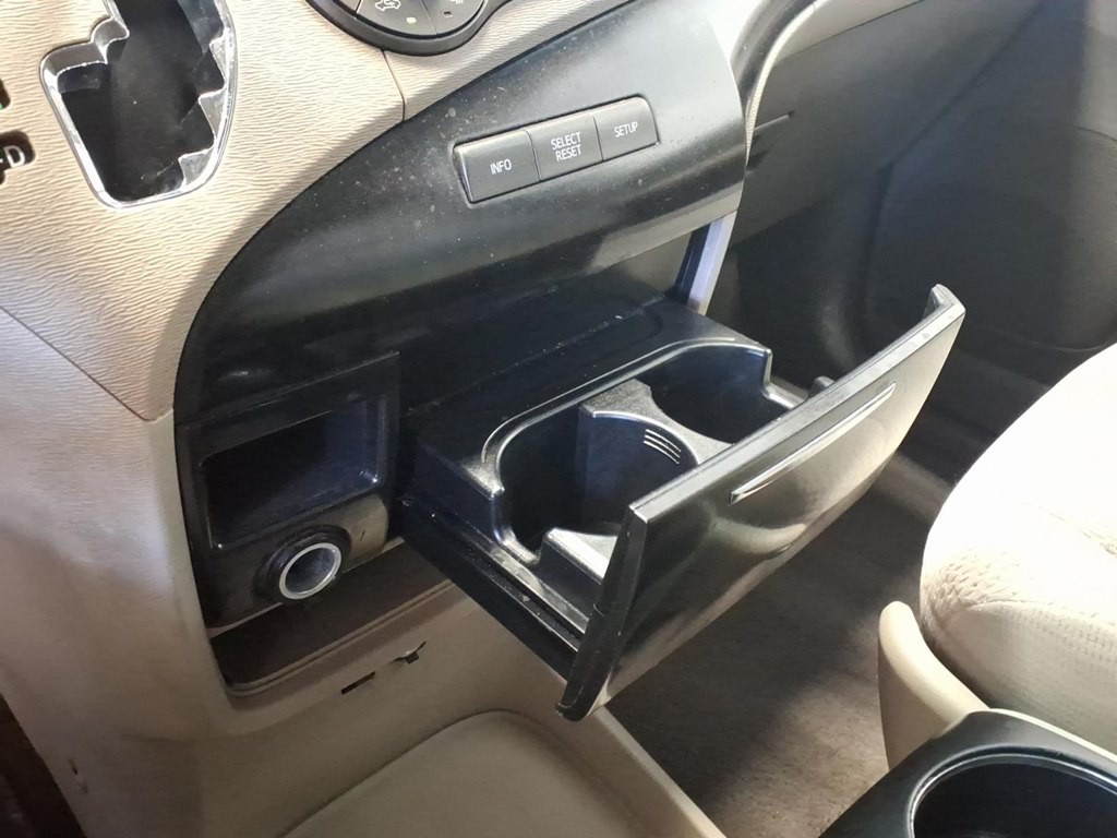 2011 Toyota Sienna Image 17