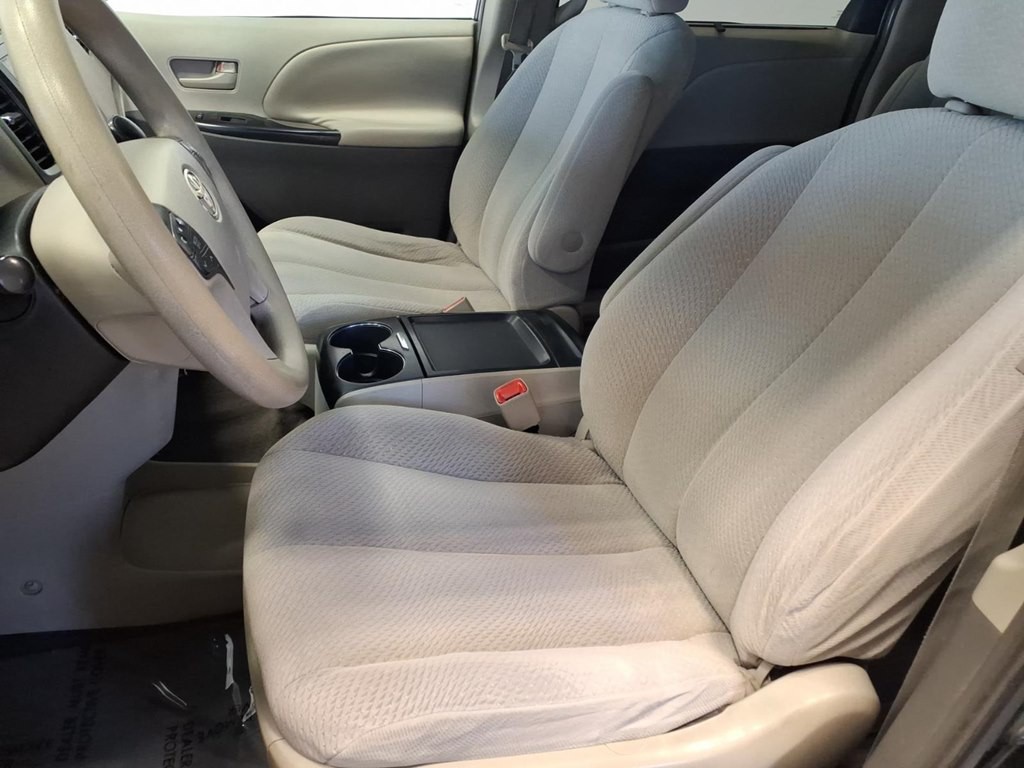 2011 Toyota Sienna Image 18