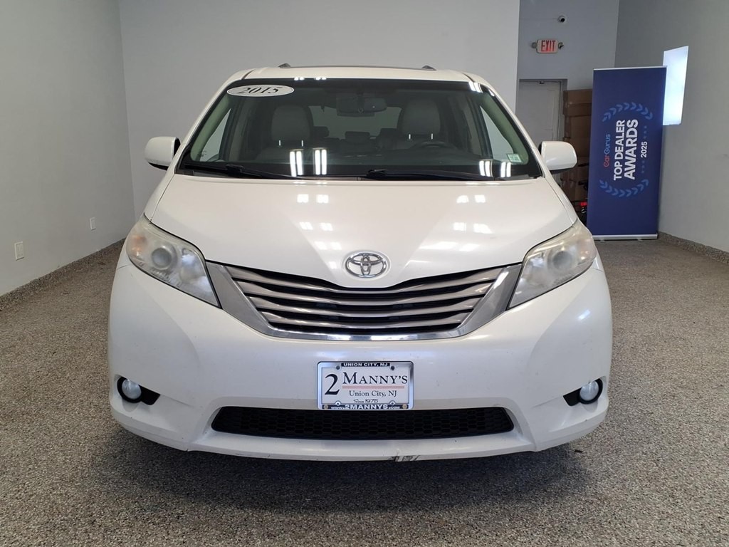 2015 Toyota Sienna Image 2