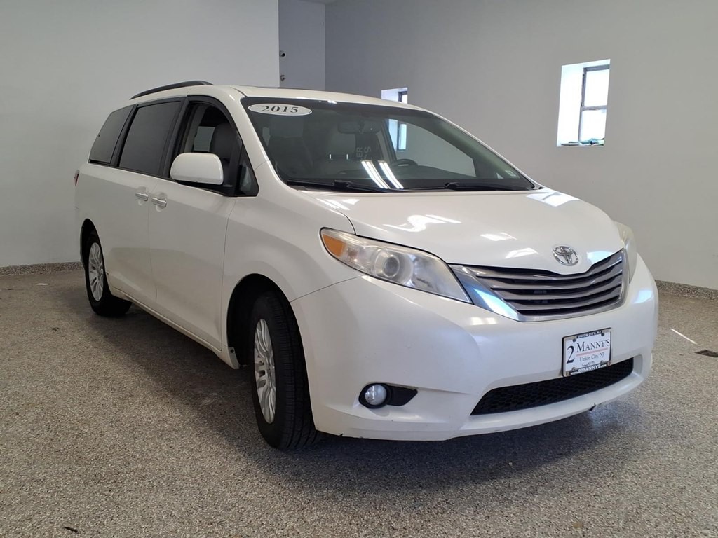 2015 Toyota Sienna Image 3