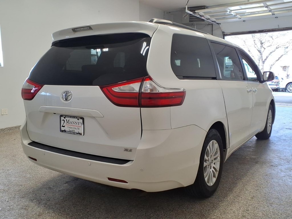 2015 Toyota Sienna Image 4