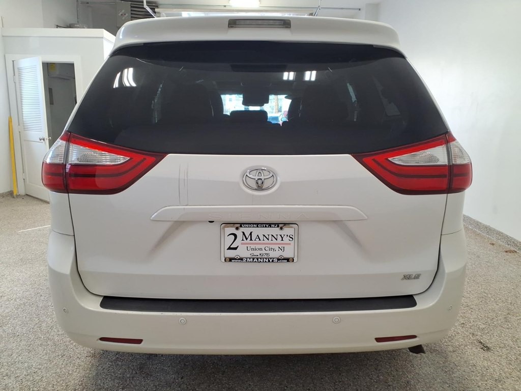 2015 Toyota Sienna Image 5