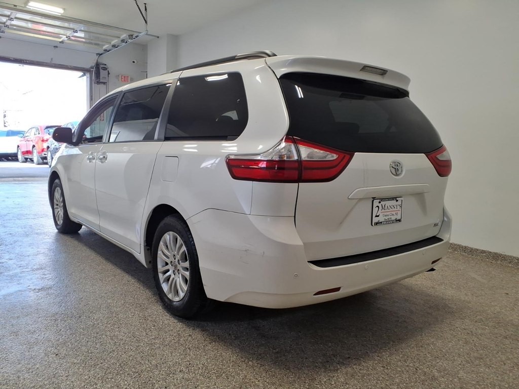 2015 Toyota Sienna Image 6
