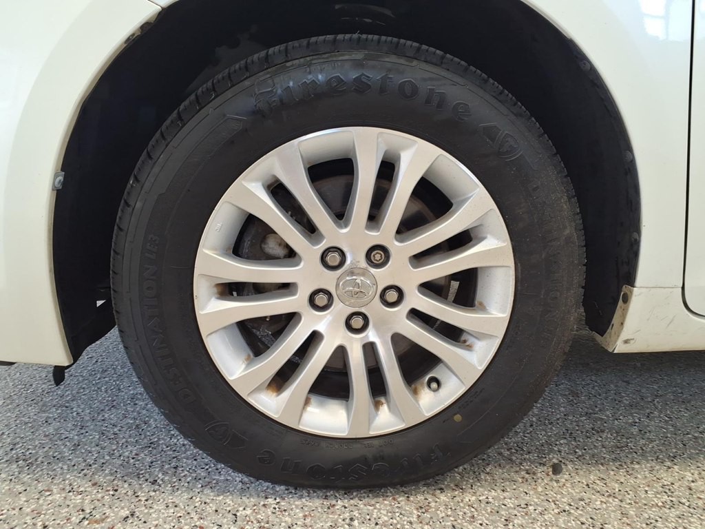 2015 Toyota Sienna Image 7