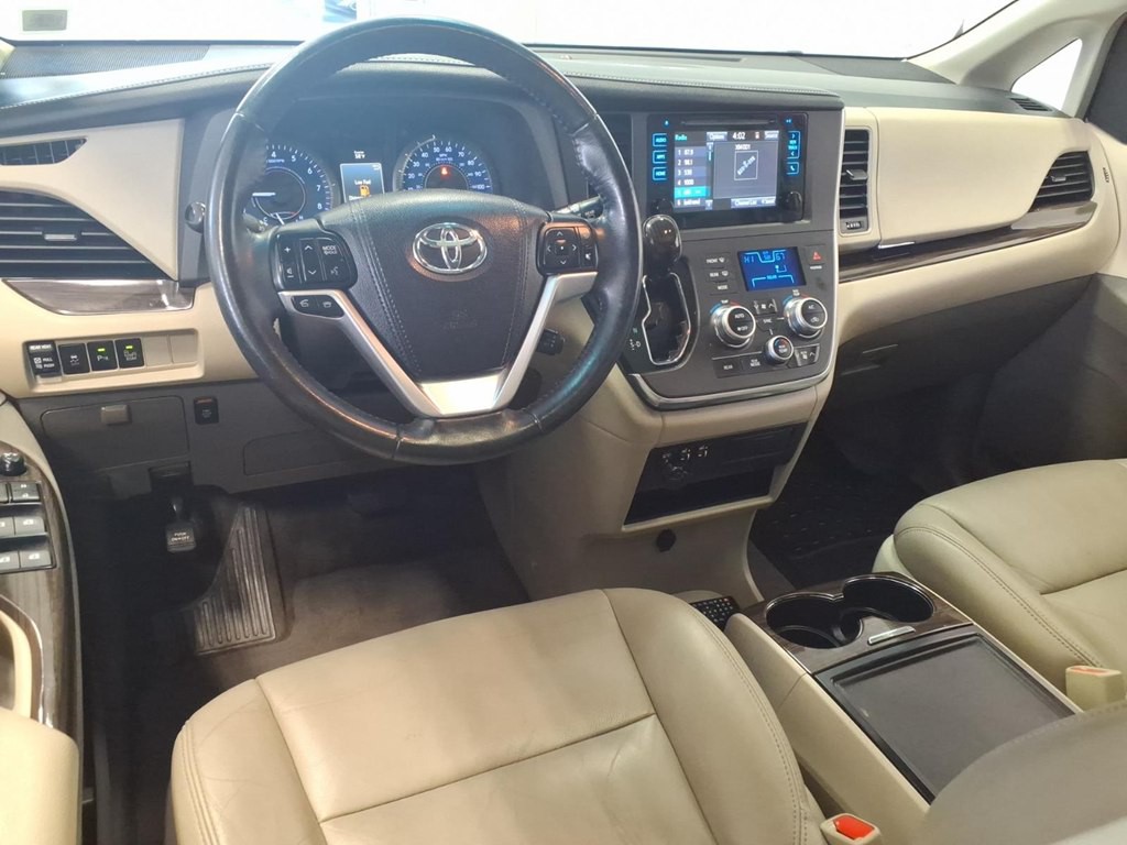2015 Toyota Sienna Image 9