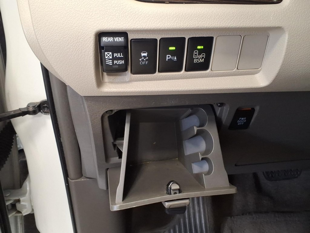 2015 Toyota Sienna Image 10
