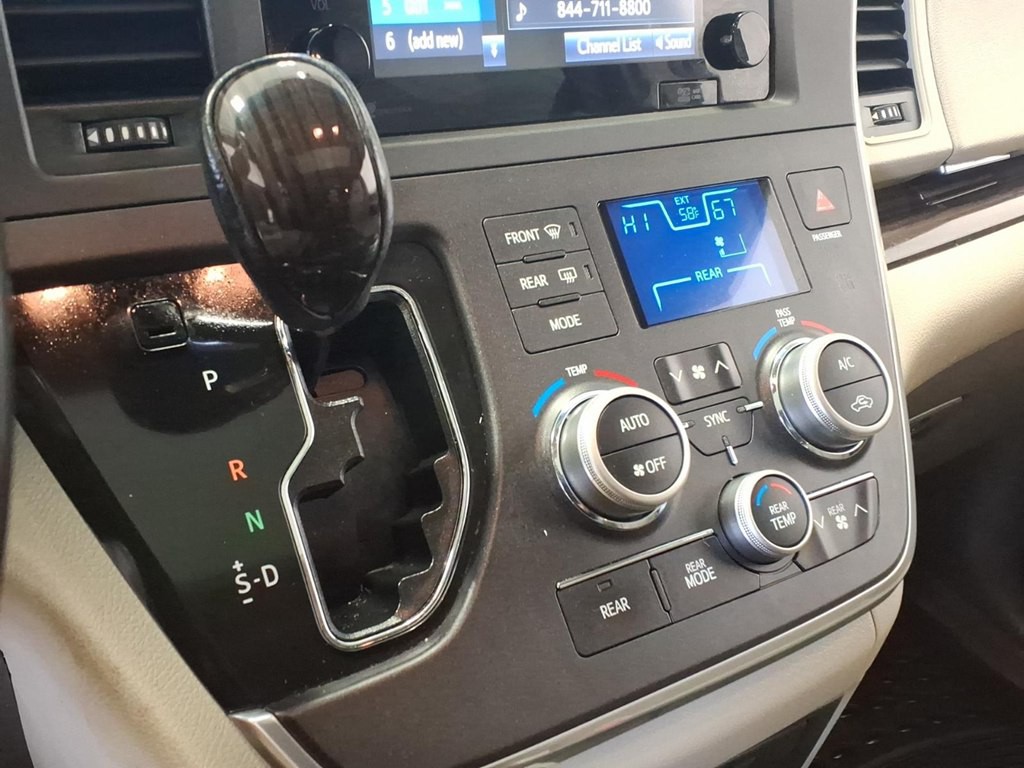 2015 Toyota Sienna Image 16