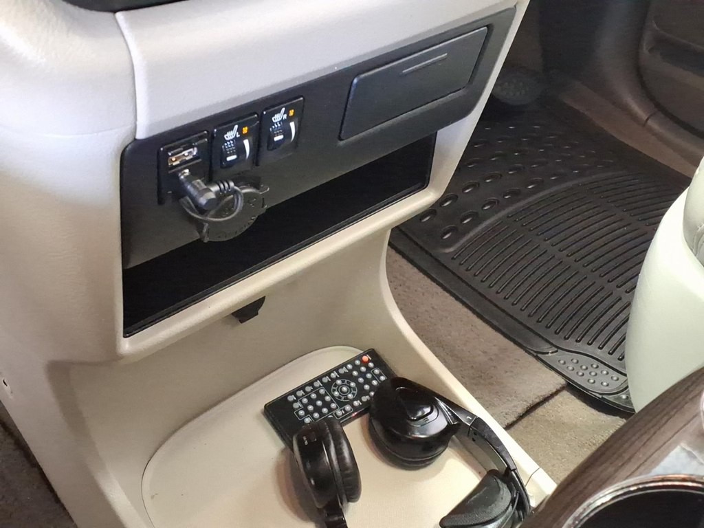 2015 Toyota Sienna Image 17