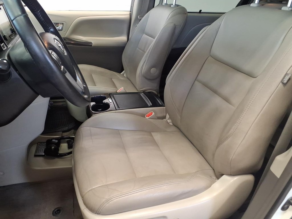 2015 Toyota Sienna Image 18