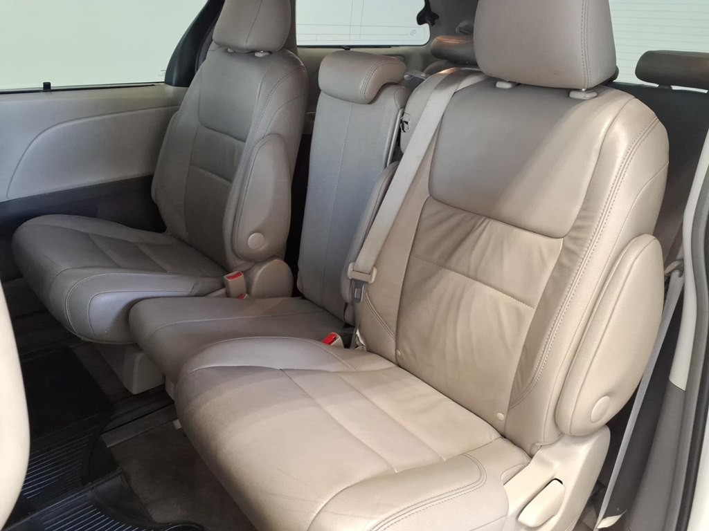 2015 Toyota Sienna Image 20