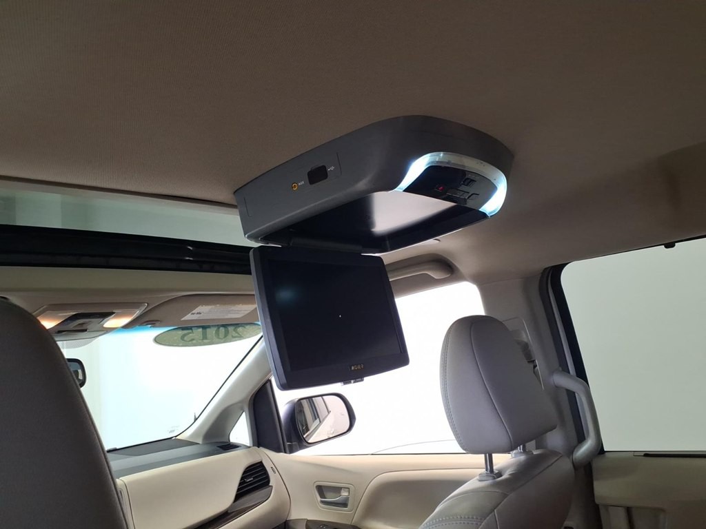 2015 Toyota Sienna Image 21