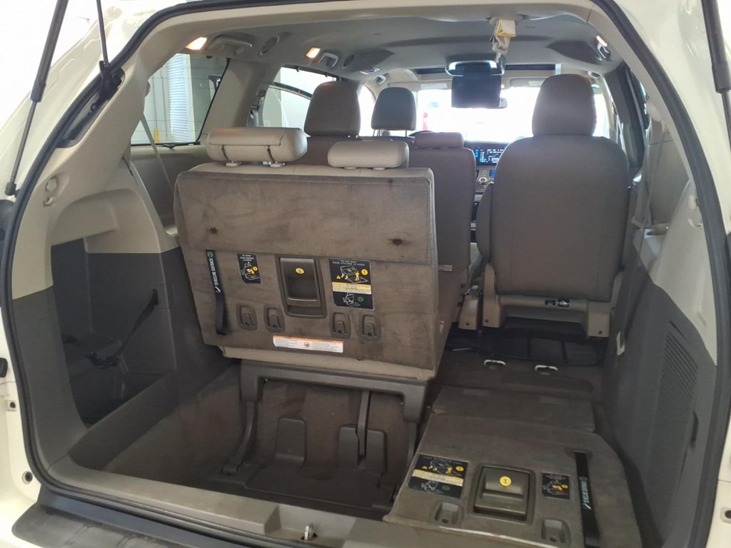 2015 Toyota Sienna Image 25