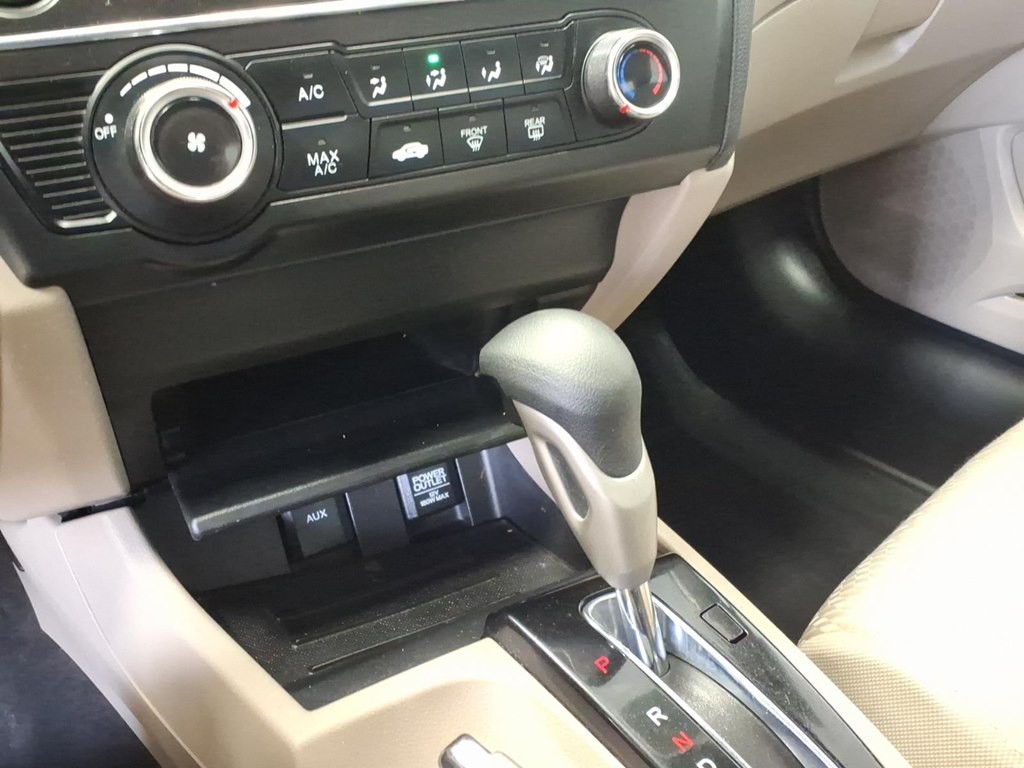 2015 Honda Civic Image 17