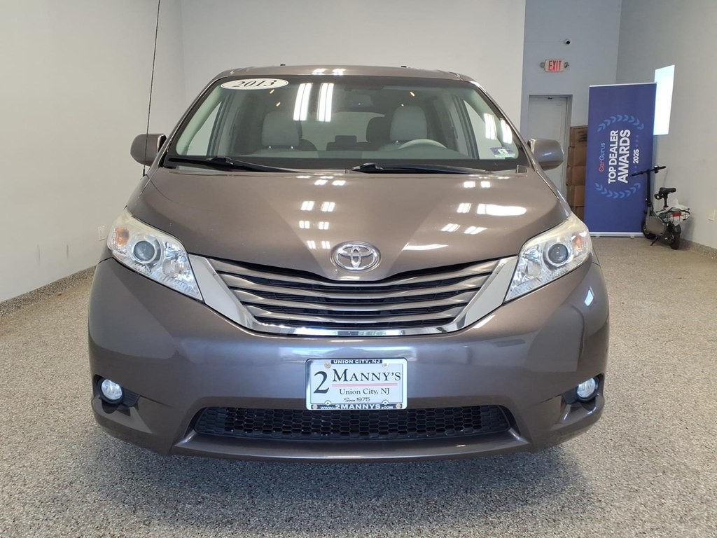 2013 Toyota Sienna Image 2