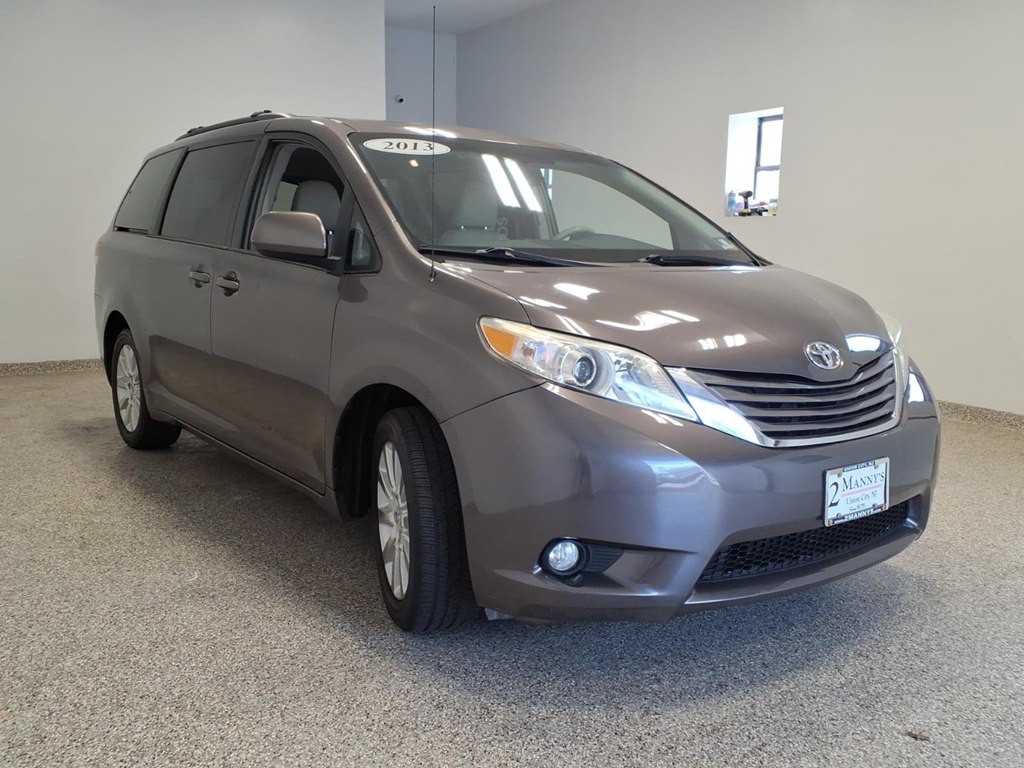 2013 Toyota Sienna Image 3