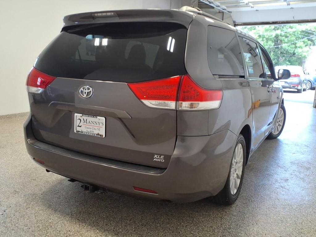 2013 Toyota Sienna Image 4
