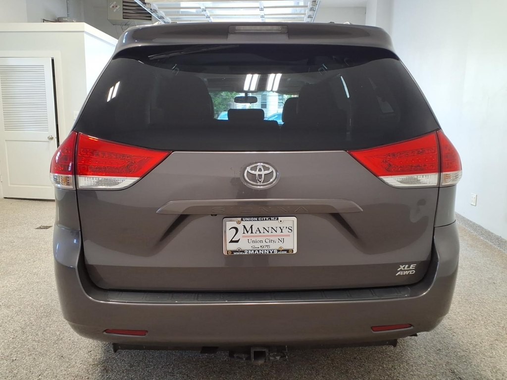 2013 Toyota Sienna Image 5