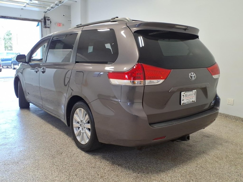 2013 Toyota Sienna Image 6