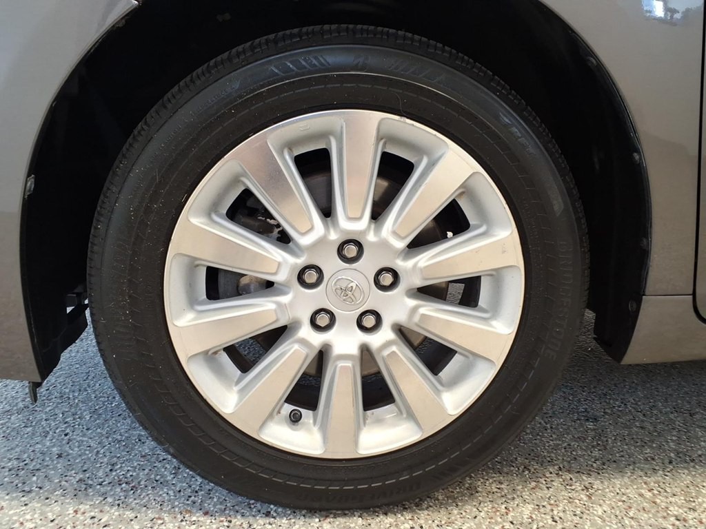 2013 Toyota Sienna Image 7