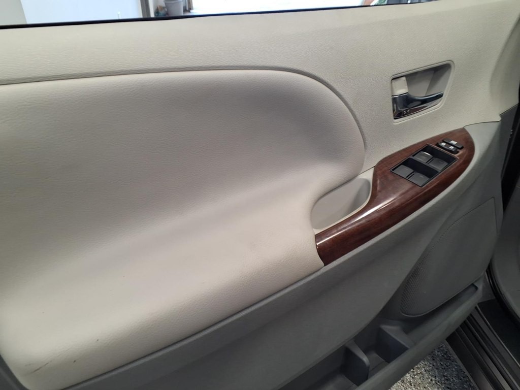 2013 Toyota Sienna Image 8