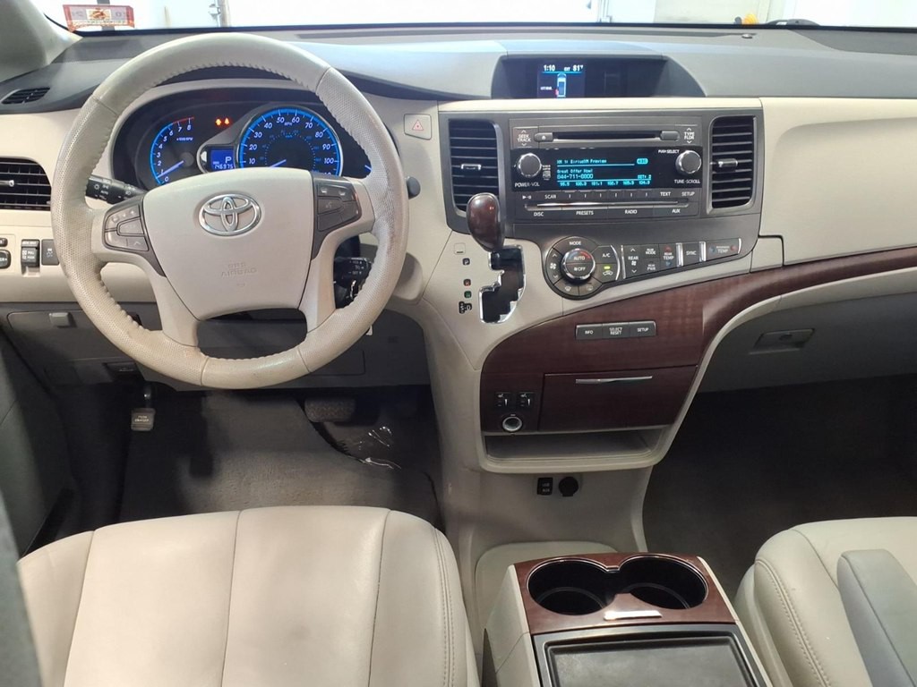 2013 Toyota Sienna Image 9