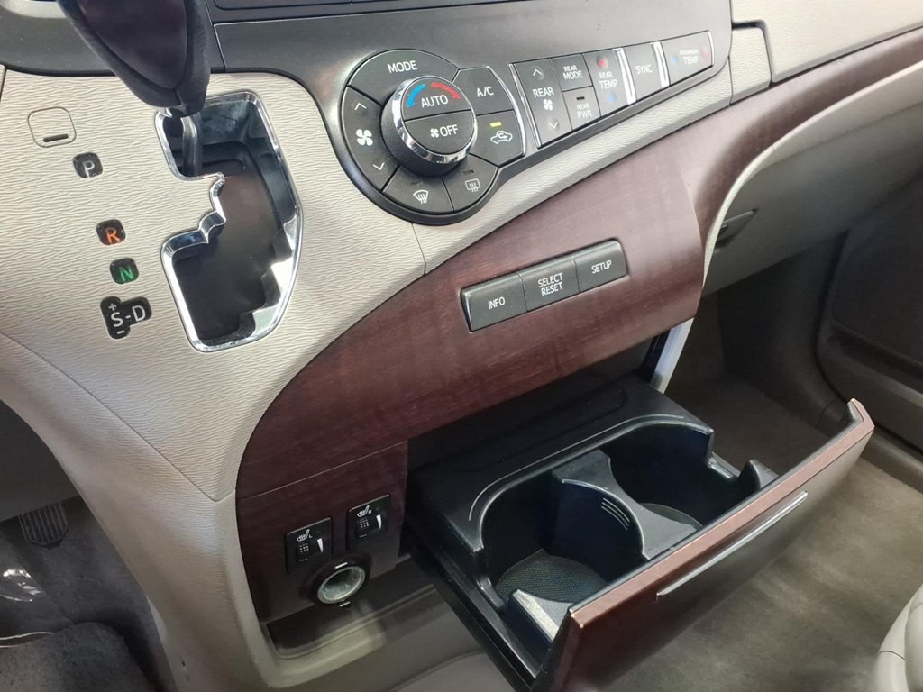 2013 Toyota Sienna Image 16