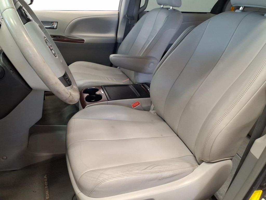 2013 Toyota Sienna Image 17