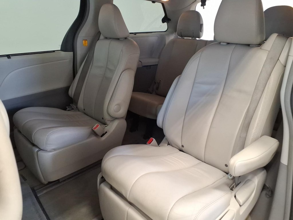 2013 Toyota Sienna Image 19