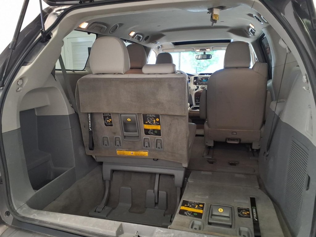 2013 Toyota Sienna Image 23