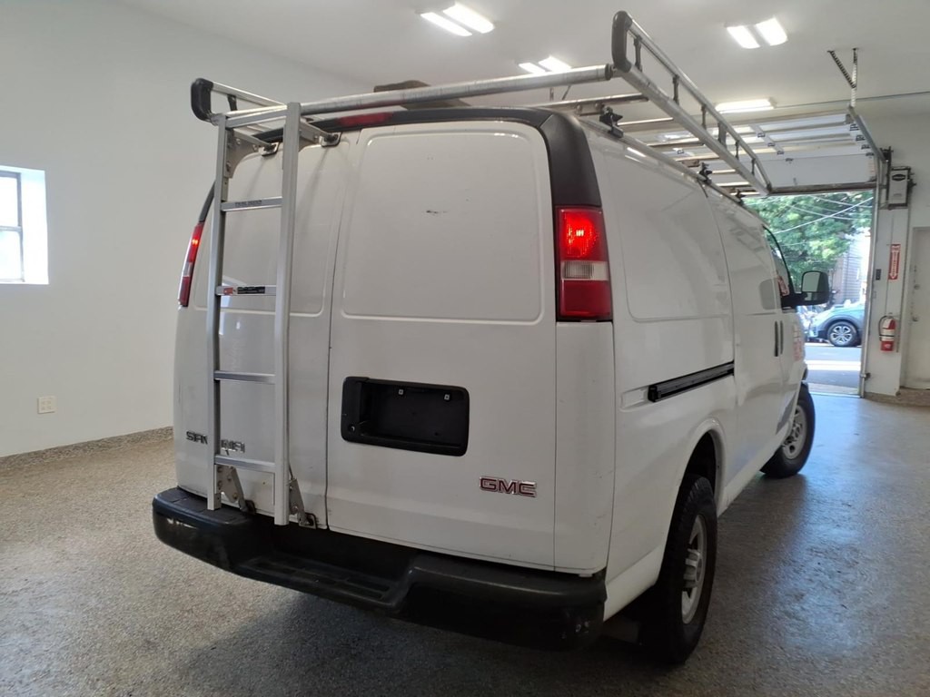 2017 GMC Savana Image 4