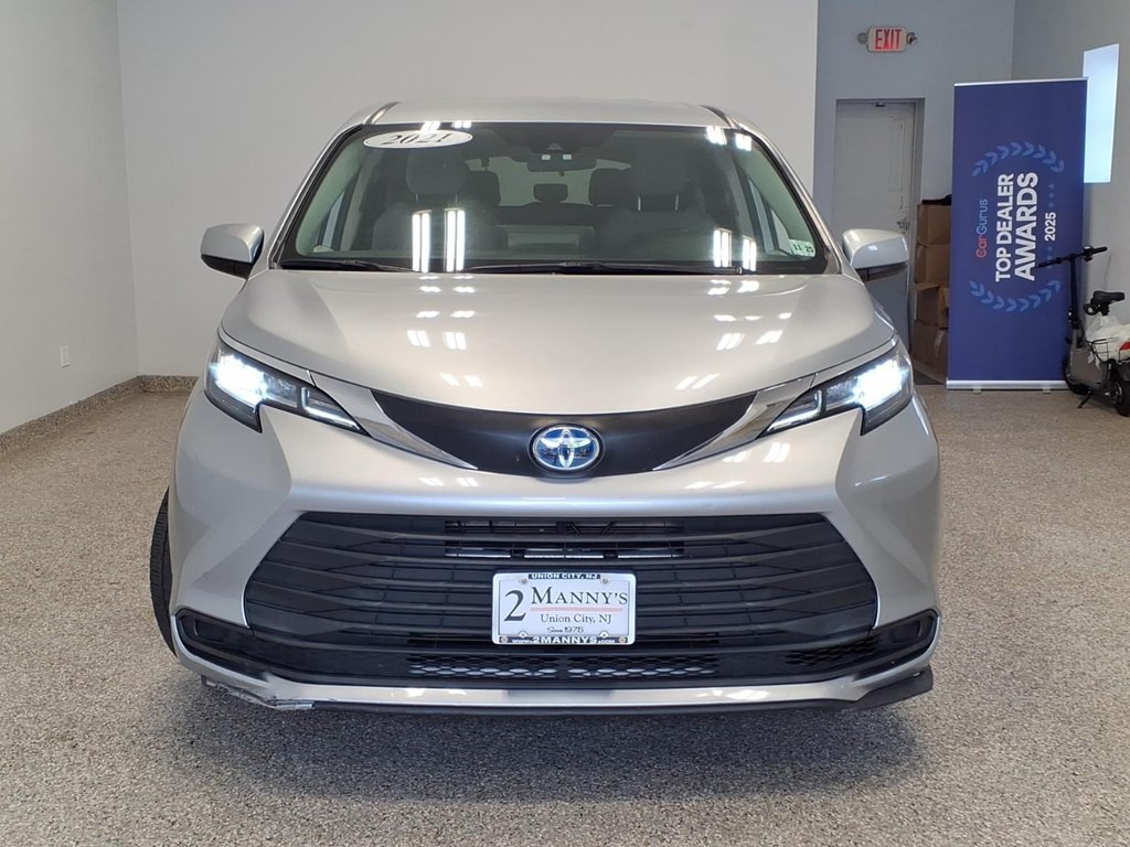 2021 Toyota Sienna Image 2